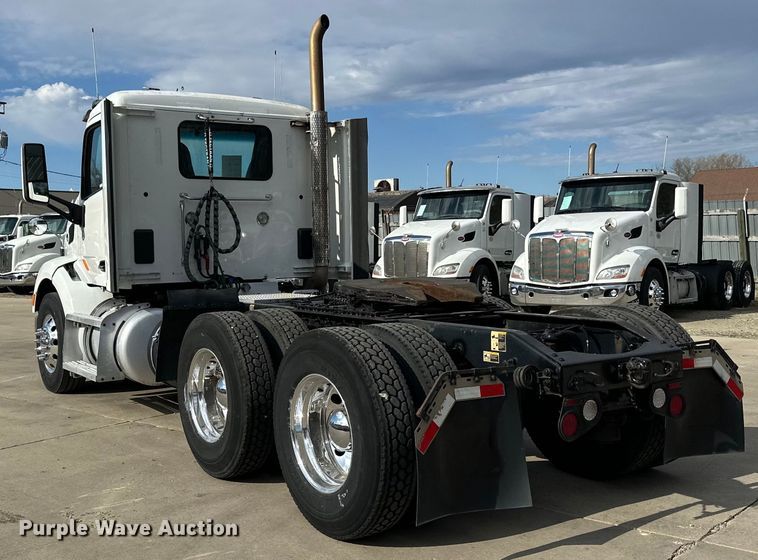 image for item LR9294 2016 Peterbilt  579 semi truck