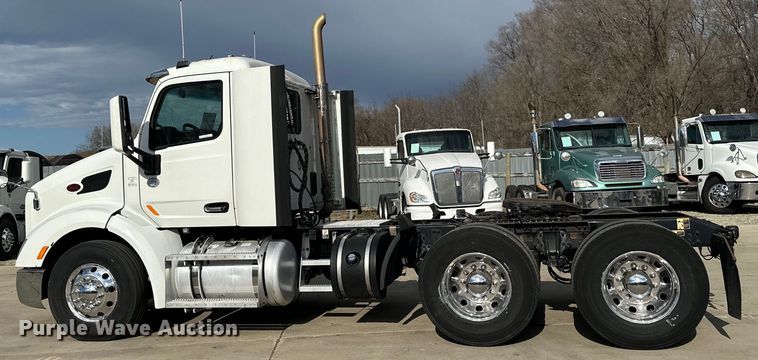 image for item LR9294 2016 Peterbilt  579 semi truck