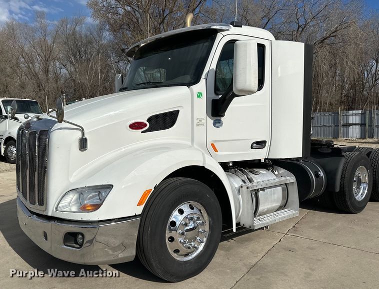 image for item LR9294 2016 Peterbilt  579 semi truck