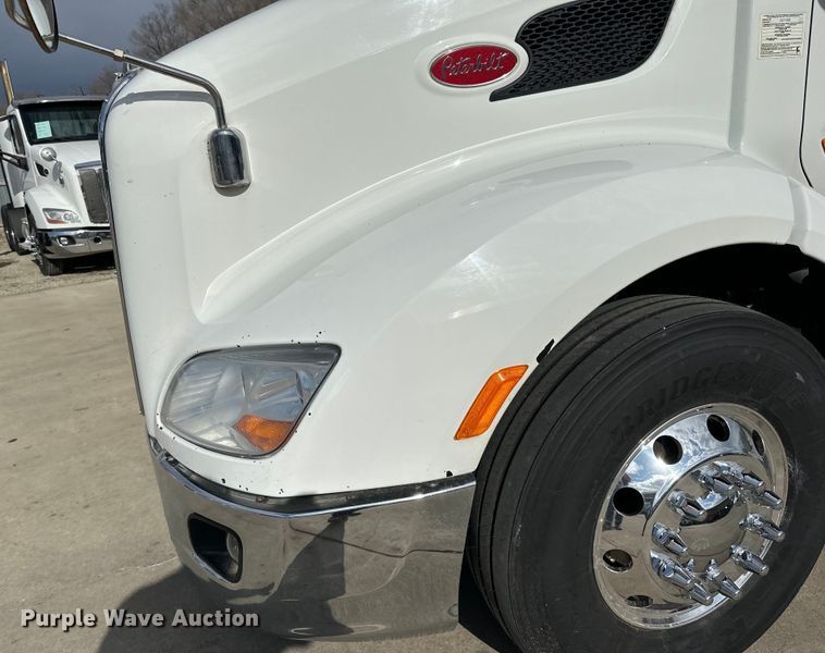 image for item LR9294 2016 Peterbilt  579 semi truck