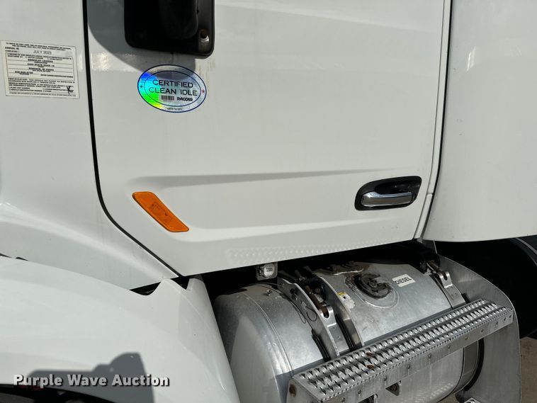 image for item LR9294 2016 Peterbilt  579 semi truck