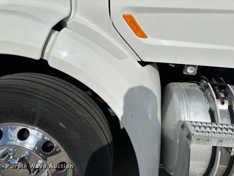 image for item LR9294 2016 Peterbilt  579 semi truck