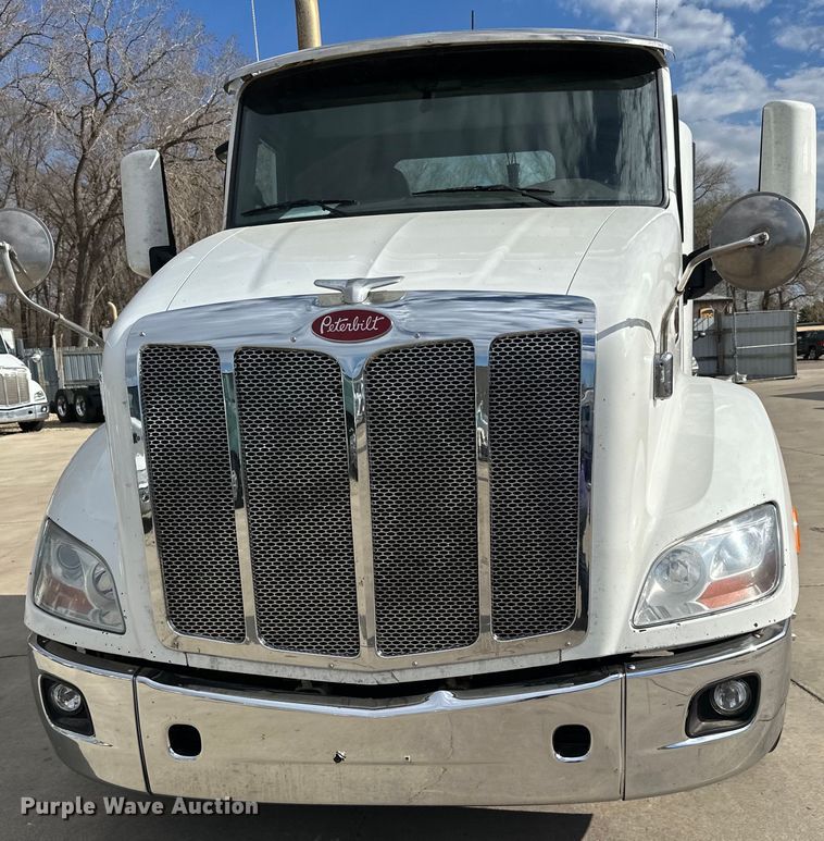image for item LR9294 2016 Peterbilt  579 semi truck