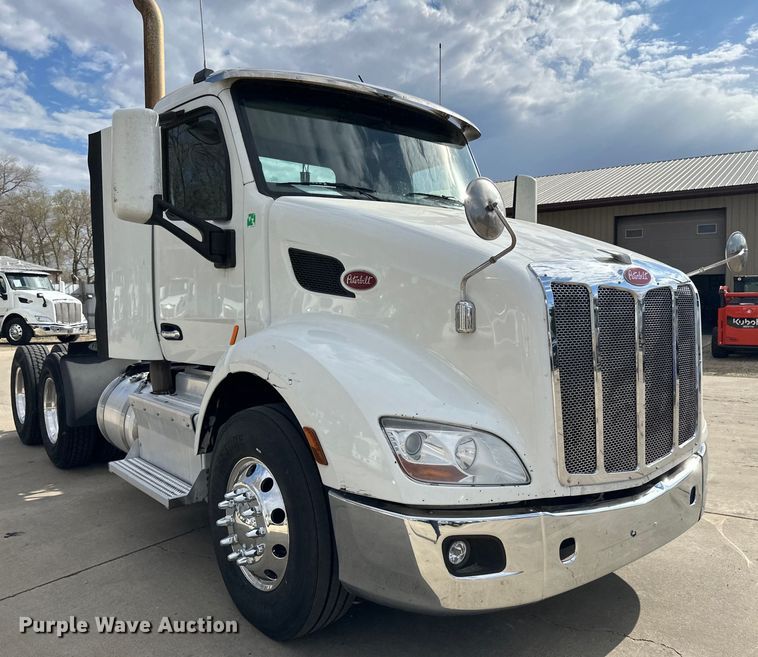 image for item LR9294 2016 Peterbilt  579 semi truck