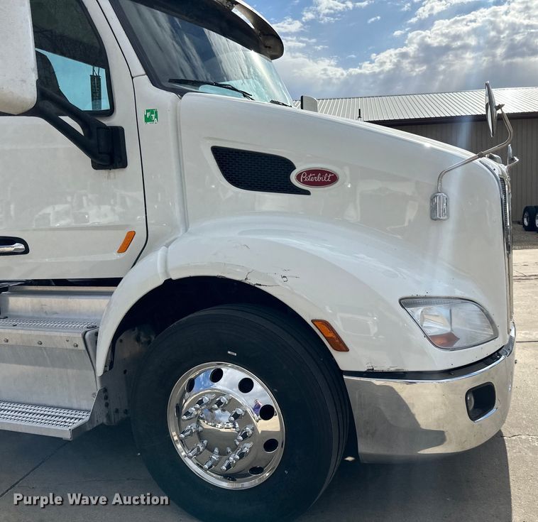 image for item LR9294 2016 Peterbilt  579 semi truck