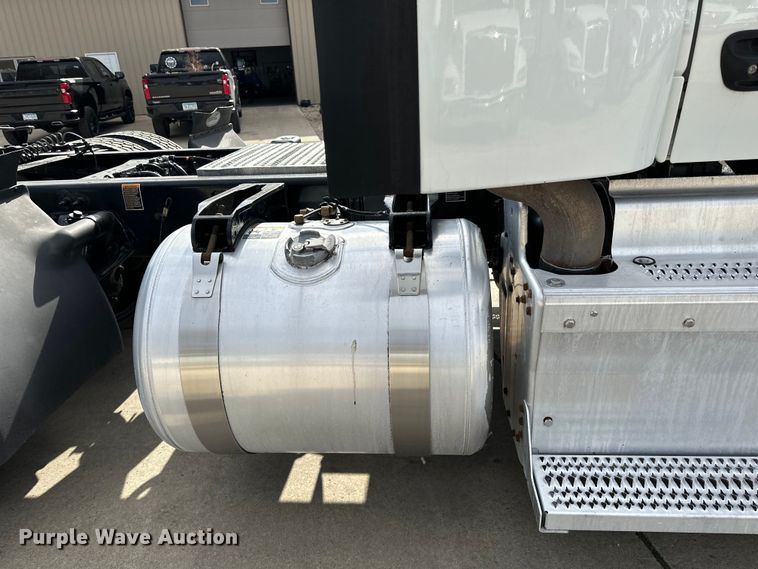 image for item LR9294 2016 Peterbilt  579 semi truck