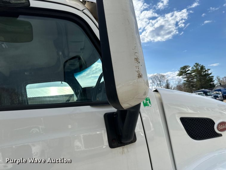 image for item LR9294 2016 Peterbilt  579 semi truck