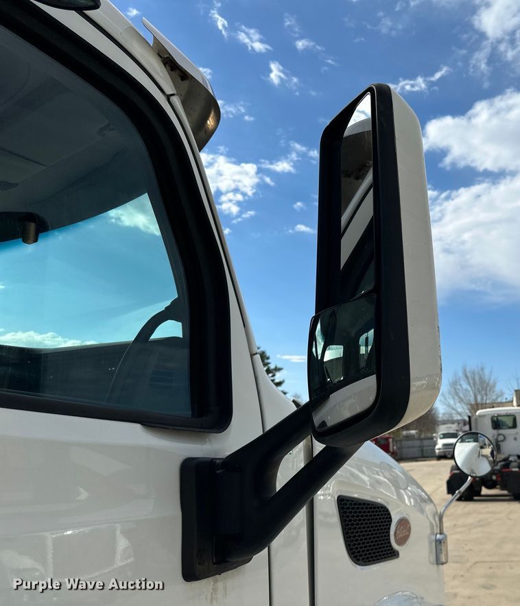 image for item LR9294 2016 Peterbilt  579 semi truck