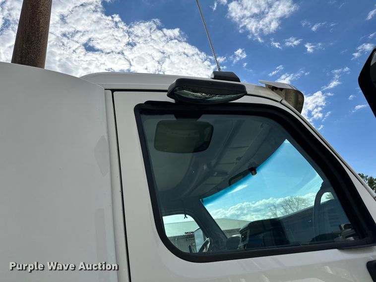 image for item LR9294 2016 Peterbilt  579 semi truck