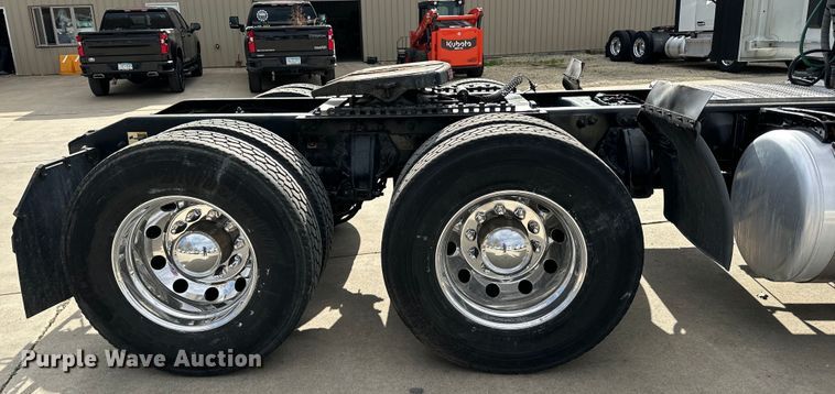 image for item LR9294 2016 Peterbilt  579 semi truck