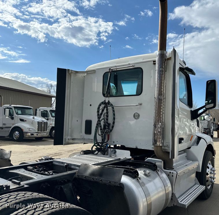 image for item LR9294 2016 Peterbilt  579 semi truck