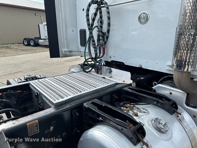 image for item LR9294 2016 Peterbilt  579 semi truck