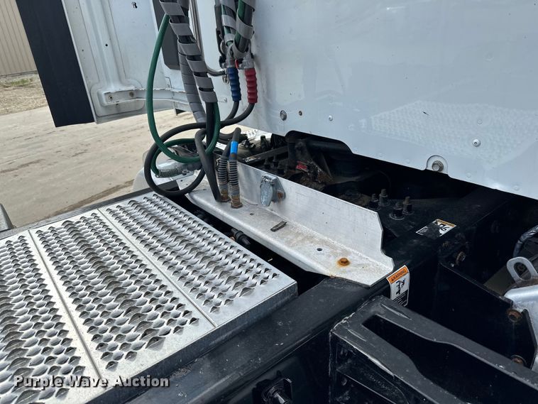 image for item LR9294 2016 Peterbilt  579 semi truck