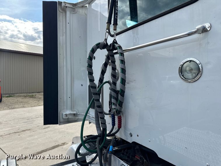 image for item LR9294 2016 Peterbilt  579 semi truck