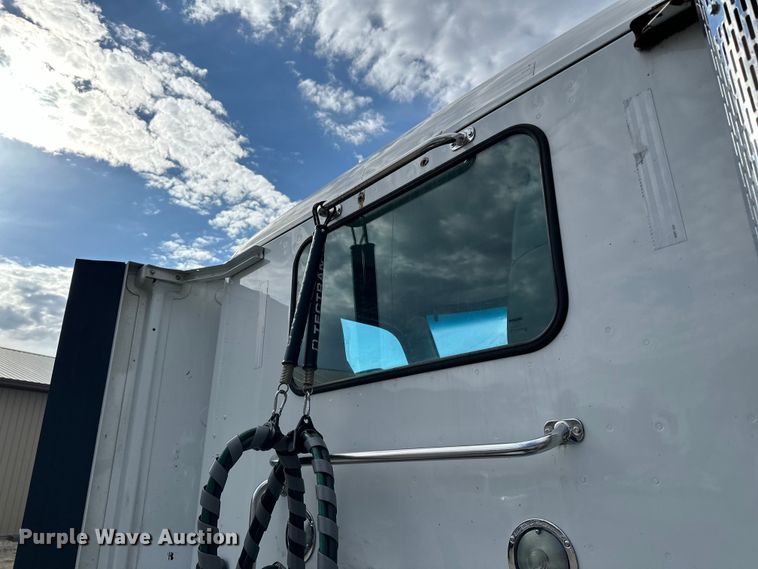 image for item LR9294 2016 Peterbilt  579 semi truck