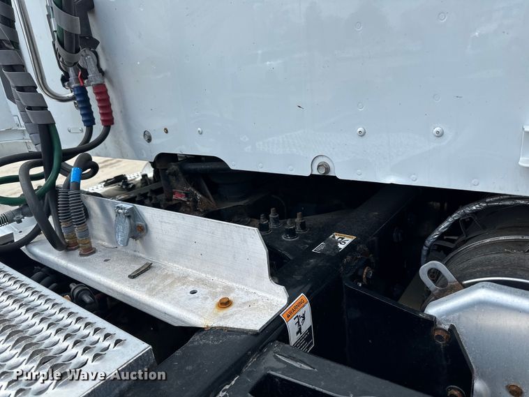 image for item LR9294 2016 Peterbilt  579 semi truck