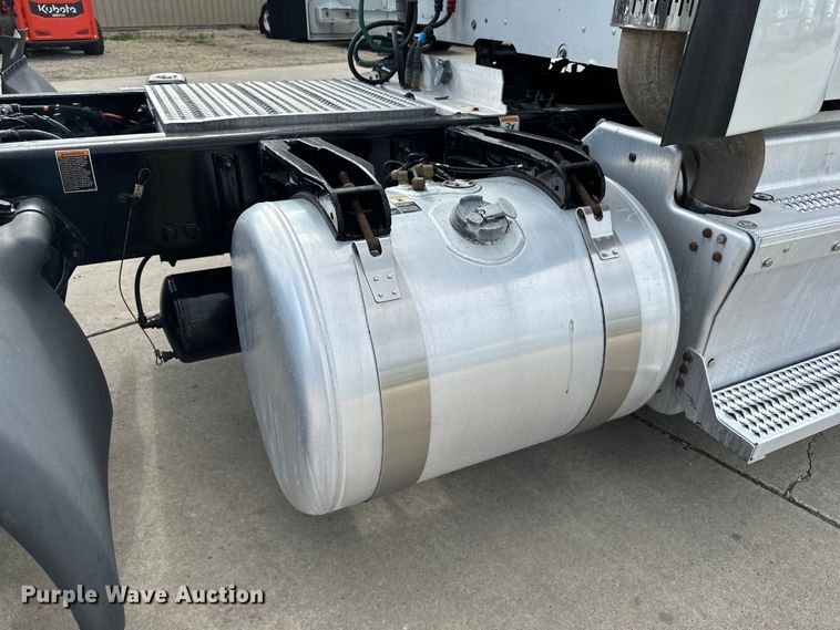 image for item LR9294 2016 Peterbilt  579 semi truck