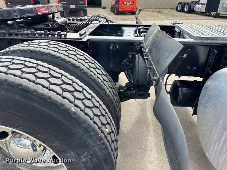 image for item LR9294 2016 Peterbilt  579 semi truck