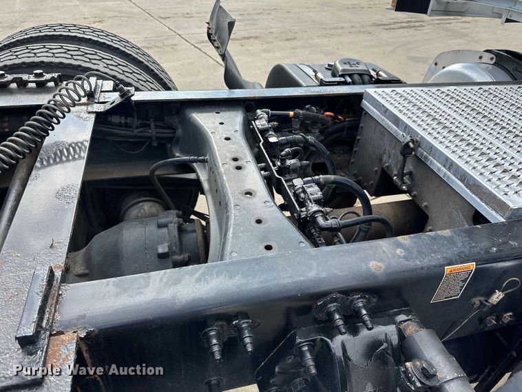 image for item LR9294 2016 Peterbilt  579 semi truck