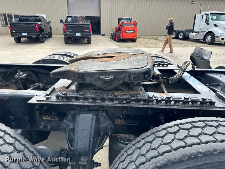 image for item LR9294 2016 Peterbilt  579 semi truck