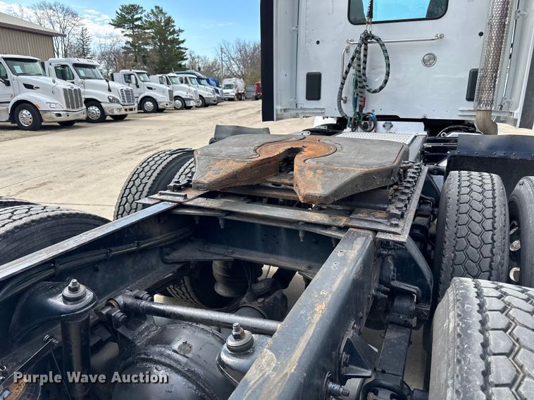 image for item LR9294 2016 Peterbilt  579 semi truck