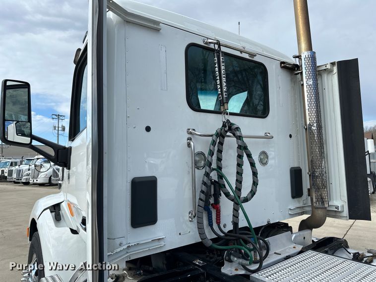 image for item LR9294 2016 Peterbilt  579 semi truck