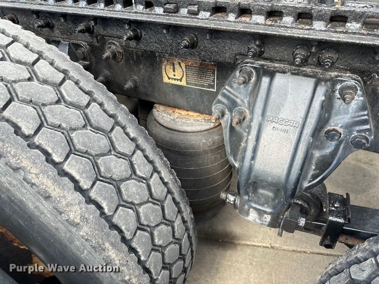 image for item LR9294 2016 Peterbilt  579 semi truck