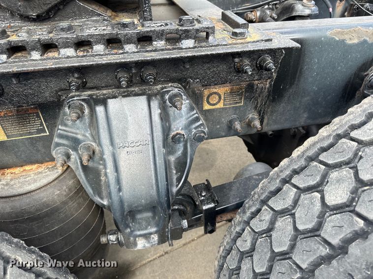 image for item LR9294 2016 Peterbilt  579 semi truck