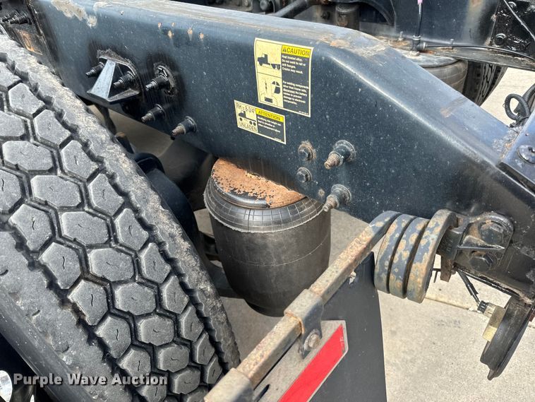 image for item LR9294 2016 Peterbilt  579 semi truck