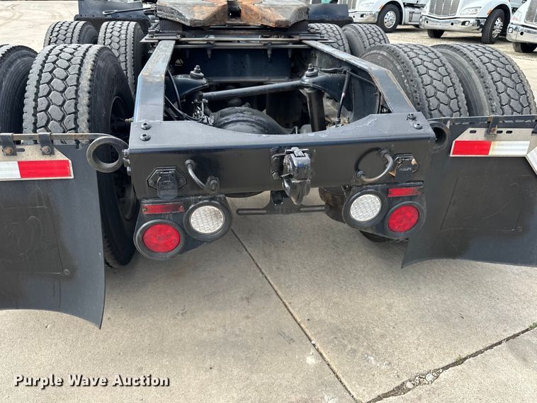 image for item LR9294 2016 Peterbilt  579 semi truck