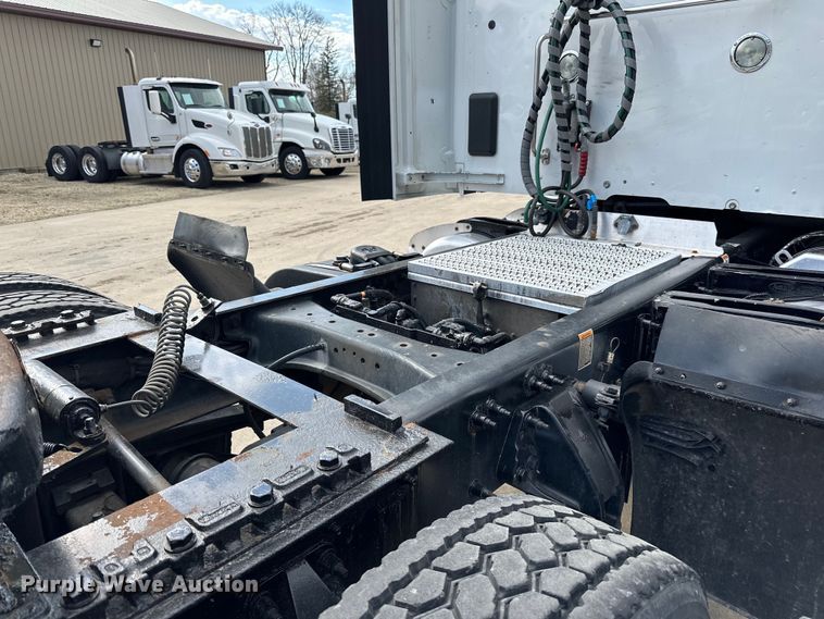 image for item LR9294 2016 Peterbilt  579 semi truck