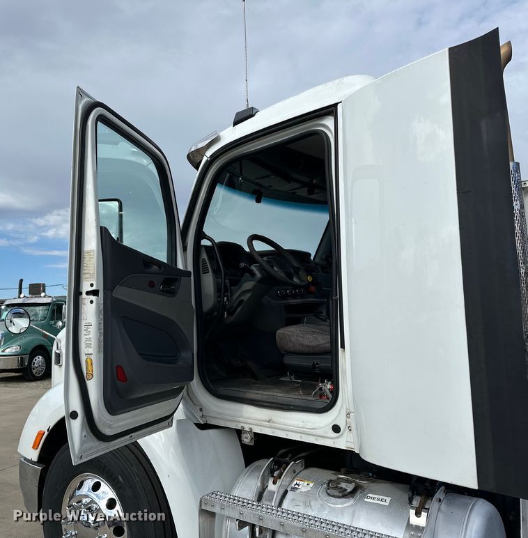 image for item LR9294 2016 Peterbilt  579 semi truck