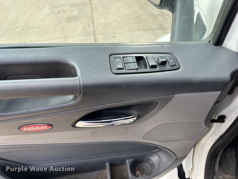 image for item LR9294 2016 Peterbilt  579 semi truck