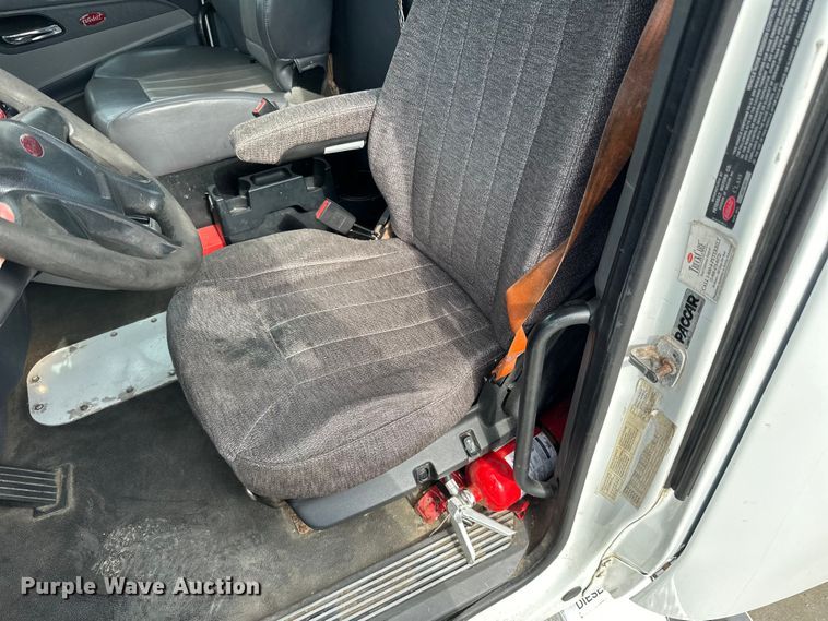 image for item LR9294 2016 Peterbilt  579 semi truck