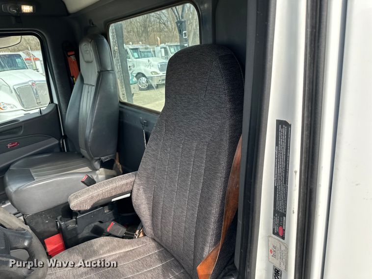 image for item LR9294 2016 Peterbilt  579 semi truck