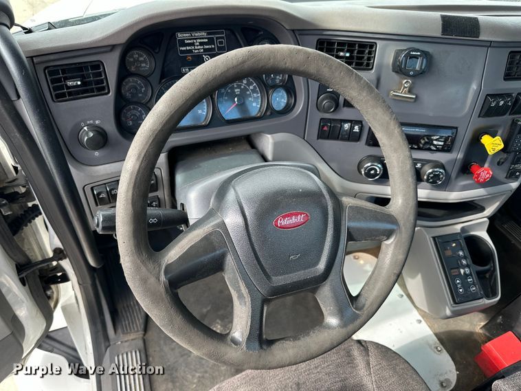 image for item LR9294 2016 Peterbilt  579 semi truck