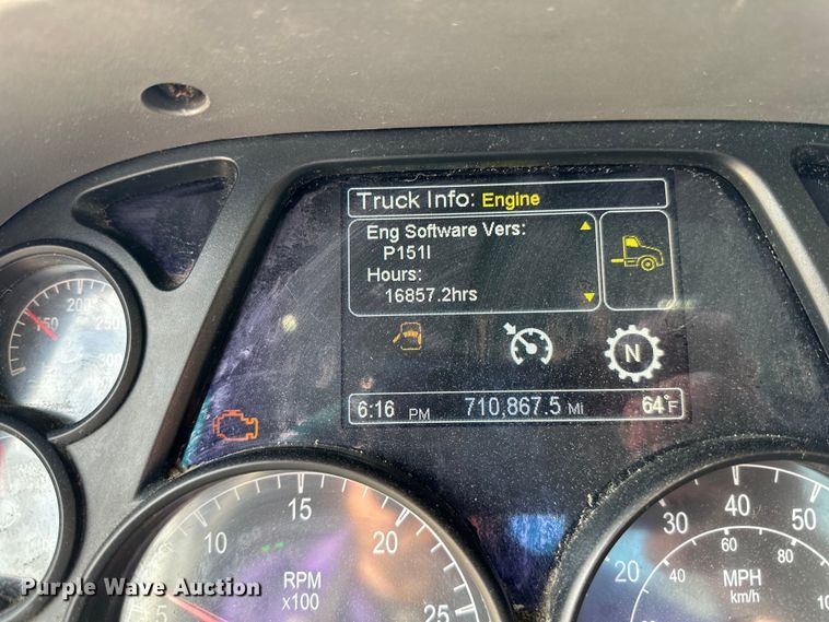 image for item LR9294 2016 Peterbilt  579 semi truck