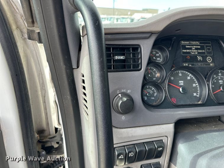 image for item LR9294 2016 Peterbilt  579 semi truck
