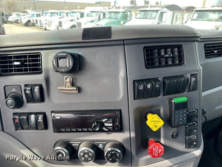 image for item LR9294 2016 Peterbilt  579 semi truck