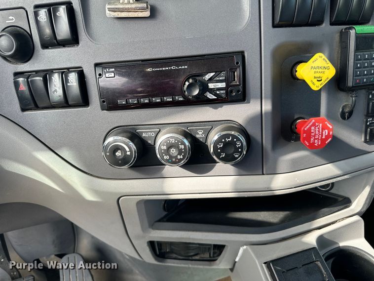 image for item LR9294 2016 Peterbilt  579 semi truck