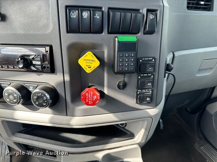 image for item LR9294 2016 Peterbilt  579 semi truck