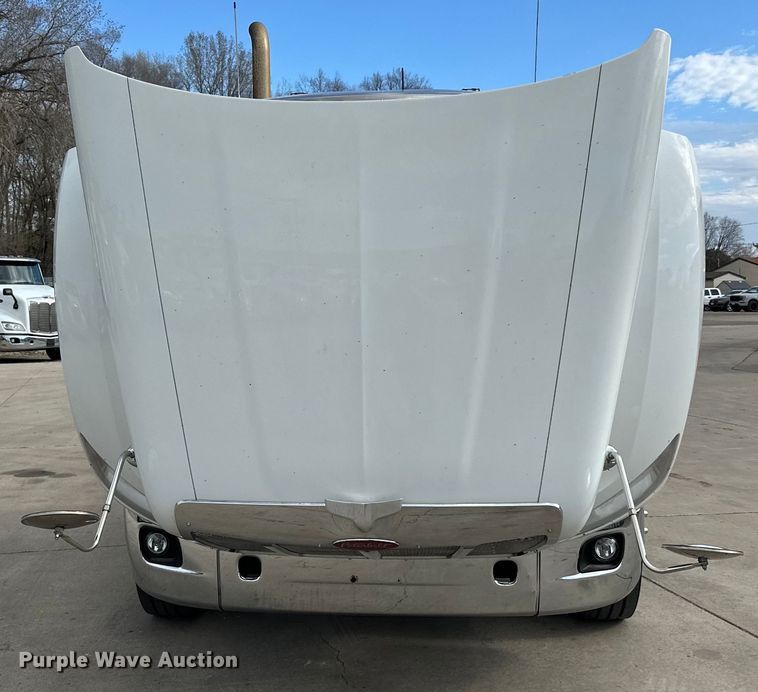 image for item LR9294 2016 Peterbilt  579 semi truck