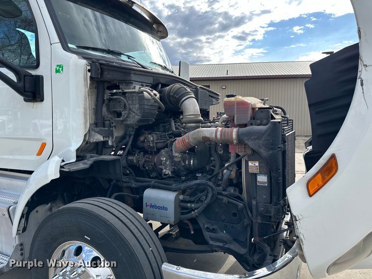 image for item LR9294 2016 Peterbilt  579 semi truck