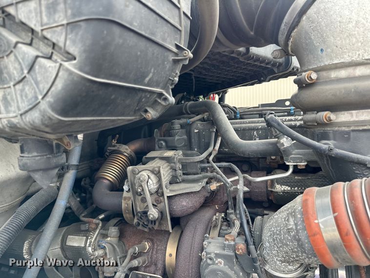 image for item LR9294 2016 Peterbilt  579 semi truck