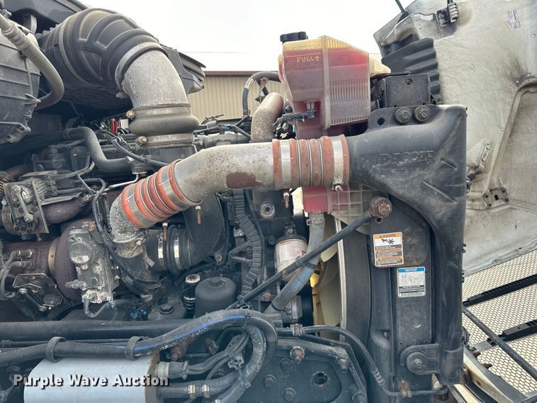 image for item LR9294 2016 Peterbilt  579 semi truck