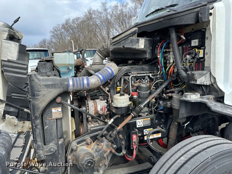 image for item LR9294 2016 Peterbilt  579 semi truck