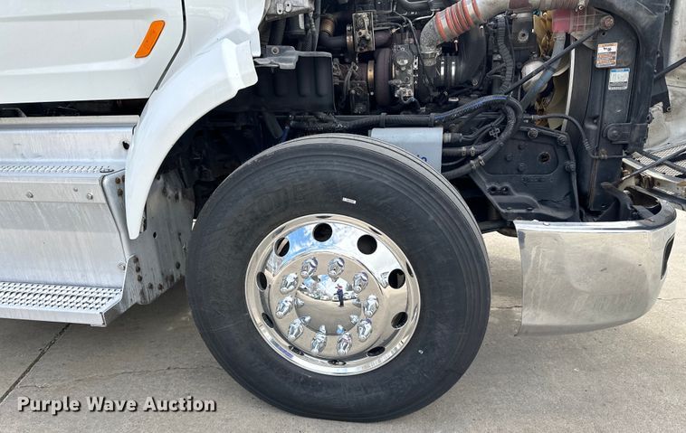 image for item LR9294 2016 Peterbilt  579 semi truck