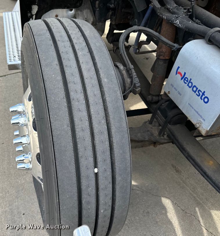 image for item LR9294 2016 Peterbilt  579 semi truck