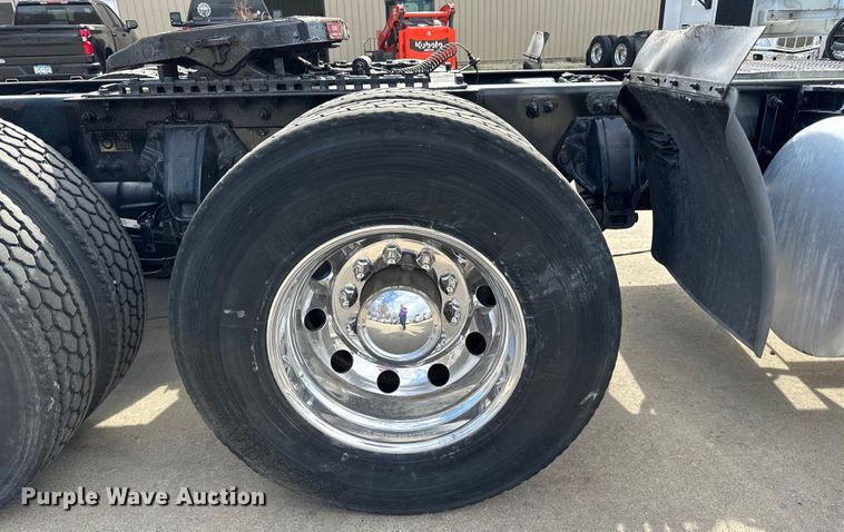 image for item LR9294 2016 Peterbilt  579 semi truck