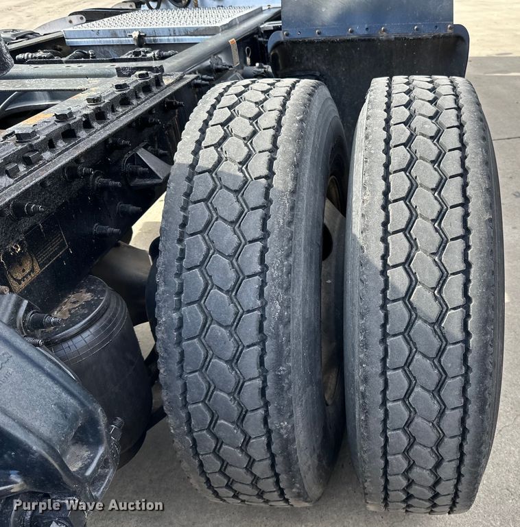 image for item LR9294 2016 Peterbilt  579 semi truck